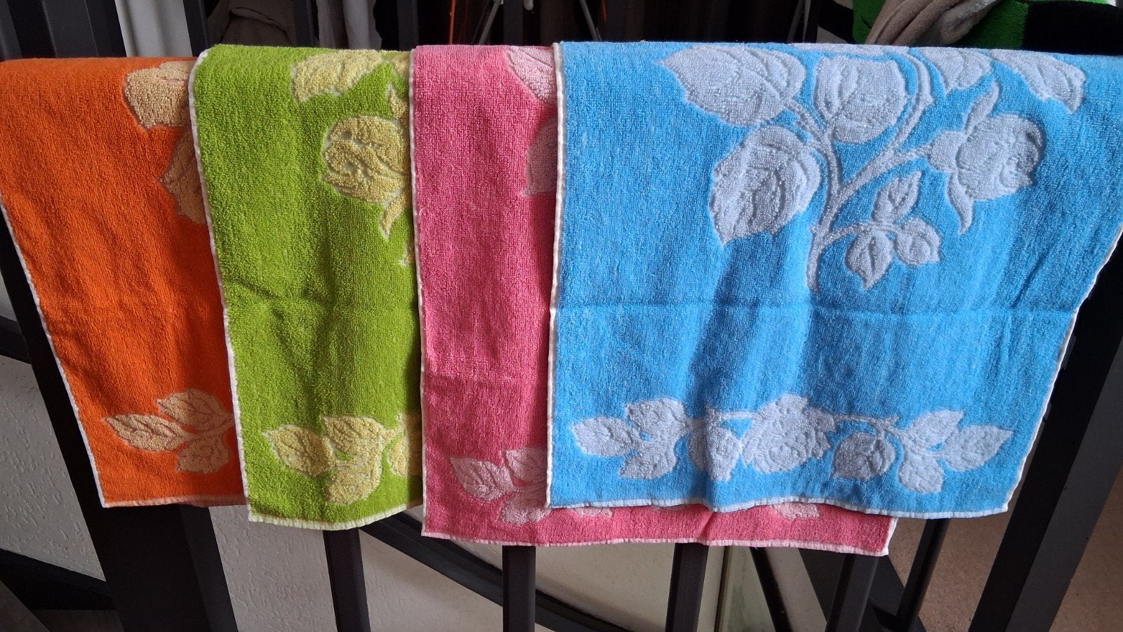 Set van 4 kleurrijke handdoeken met bloemmotief, Ophalen of Verzenden, Gebruikt, Meerkleurig, Handdoek