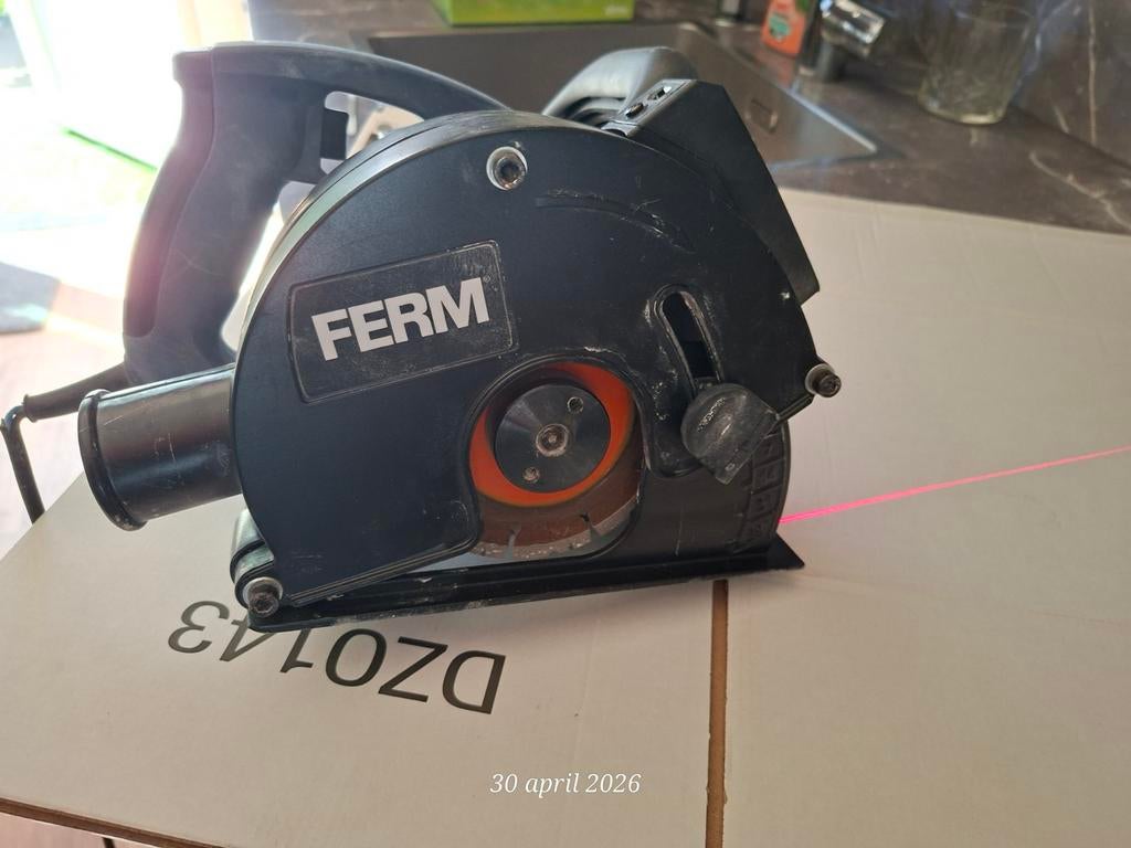 Ferm WSM1009 Muurfrees - 1700W met laser, Ophalen of Verzenden, 1200 watt of meer, 30 tot 70 mm