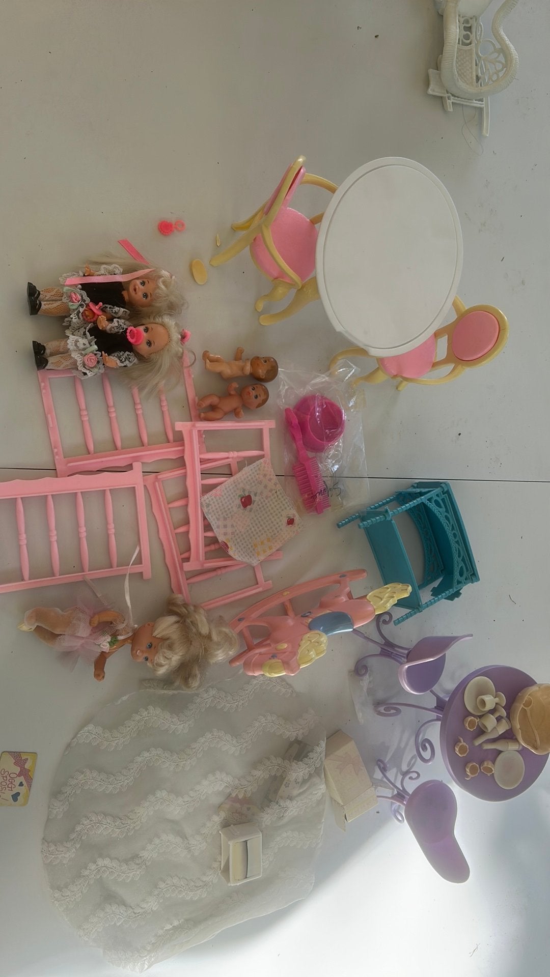 Barbie speelsetje tafel en stoelen met 5 poppen, Ophalen of Verzenden, Zo goed als nieuw