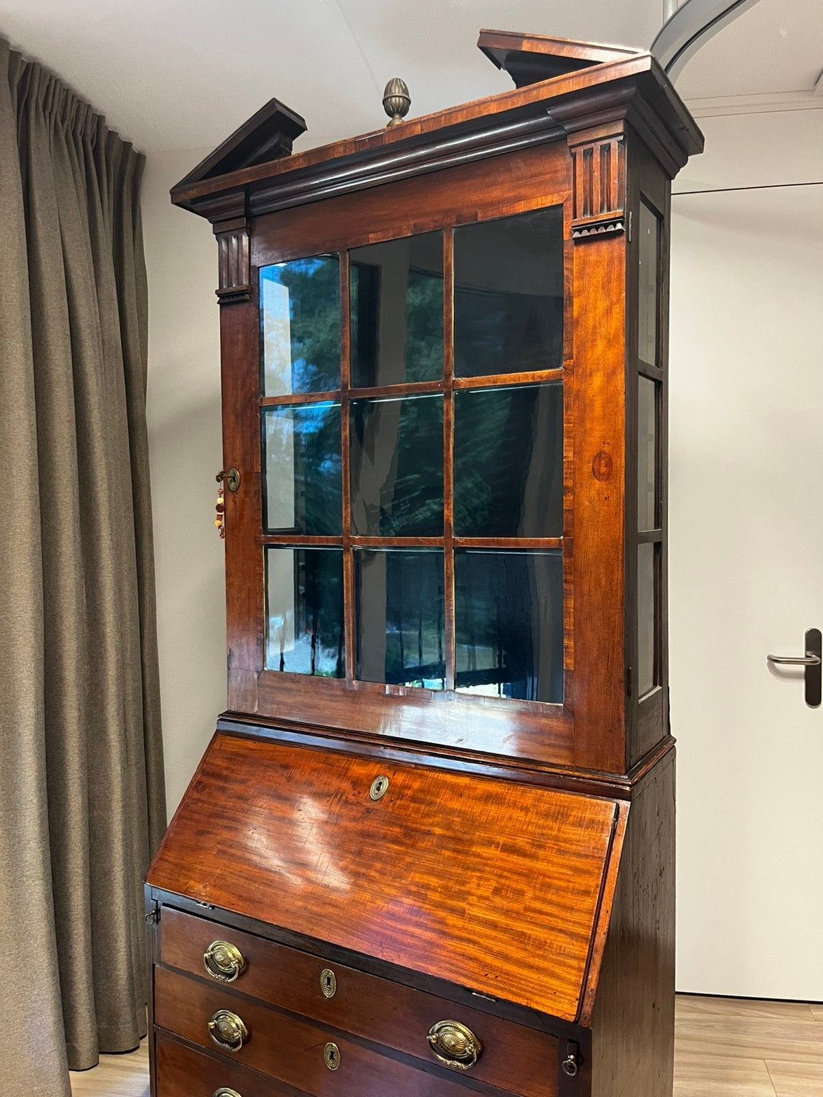 Antieke mahonie schrijfbureau met vitrine kast., Ophalen