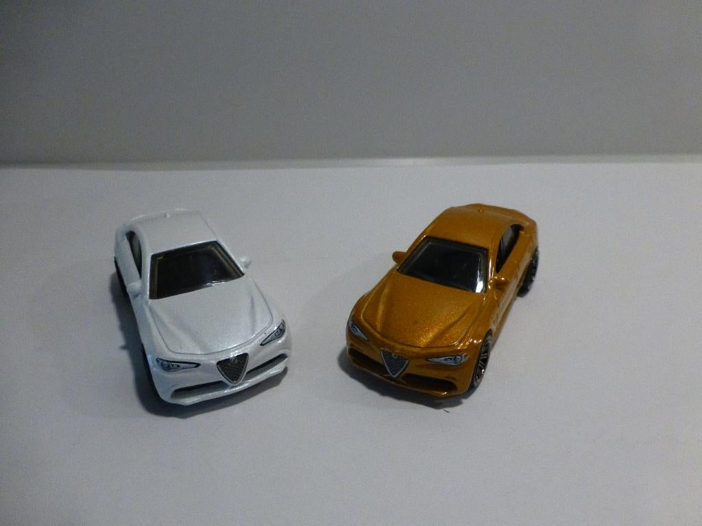 Matchbox Alfa Romeo Giulia wit en goud/brons, Ophalen of Verzenden, Zo goed als nieuw, Auto