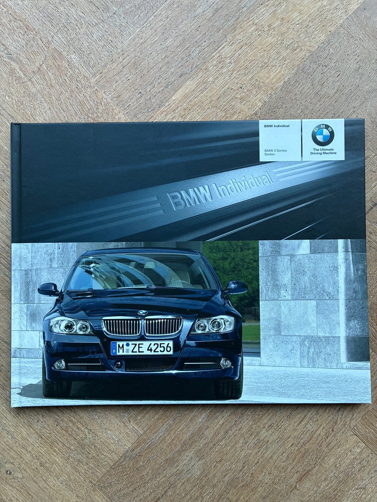 BMW Individual 3-serie sedan E90 hardcover brochure, Boeken, Ophalen of Verzenden, Zo goed als nieuw, BMW