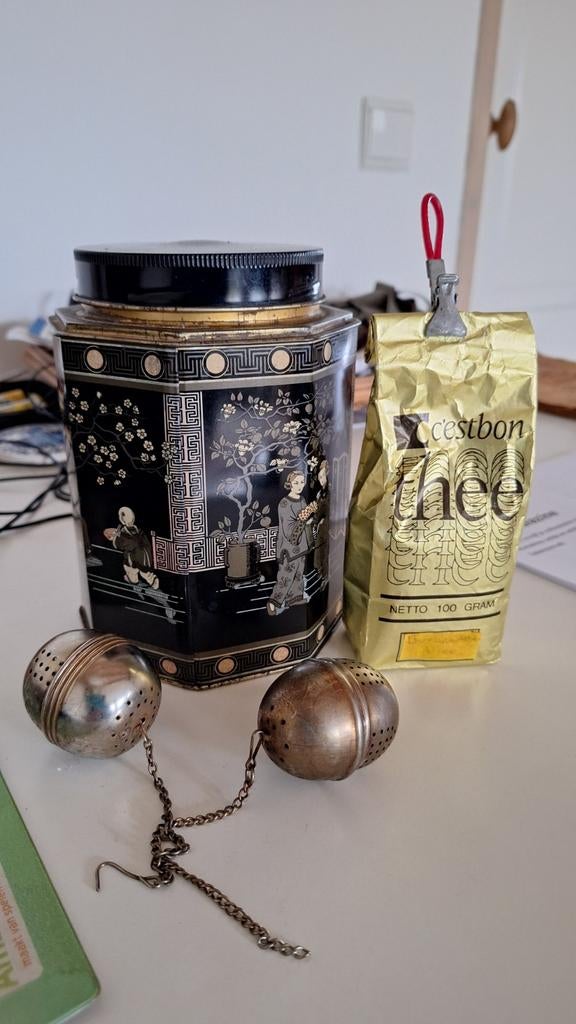 Vintage theeblik met theezeefjes, Huis en Inrichting, Ophalen of Verzenden, Gebruikt
