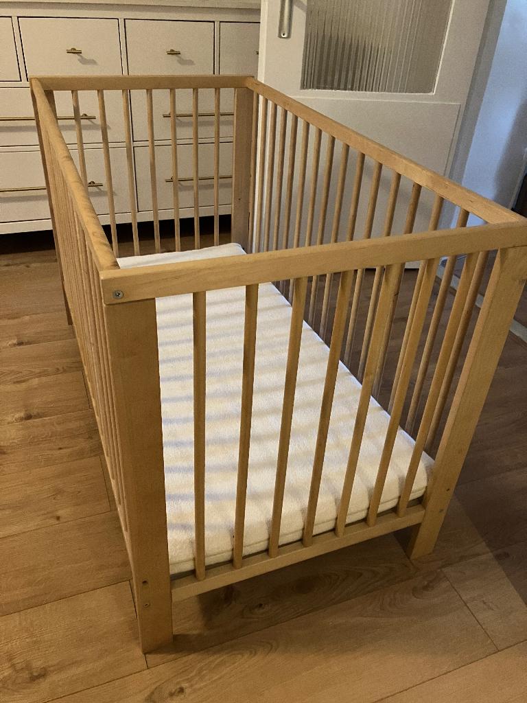 Coco-Mat Matras Skiouros + Ikea ledikant, Ophalen, Zo goed als nieuw, Ledikant