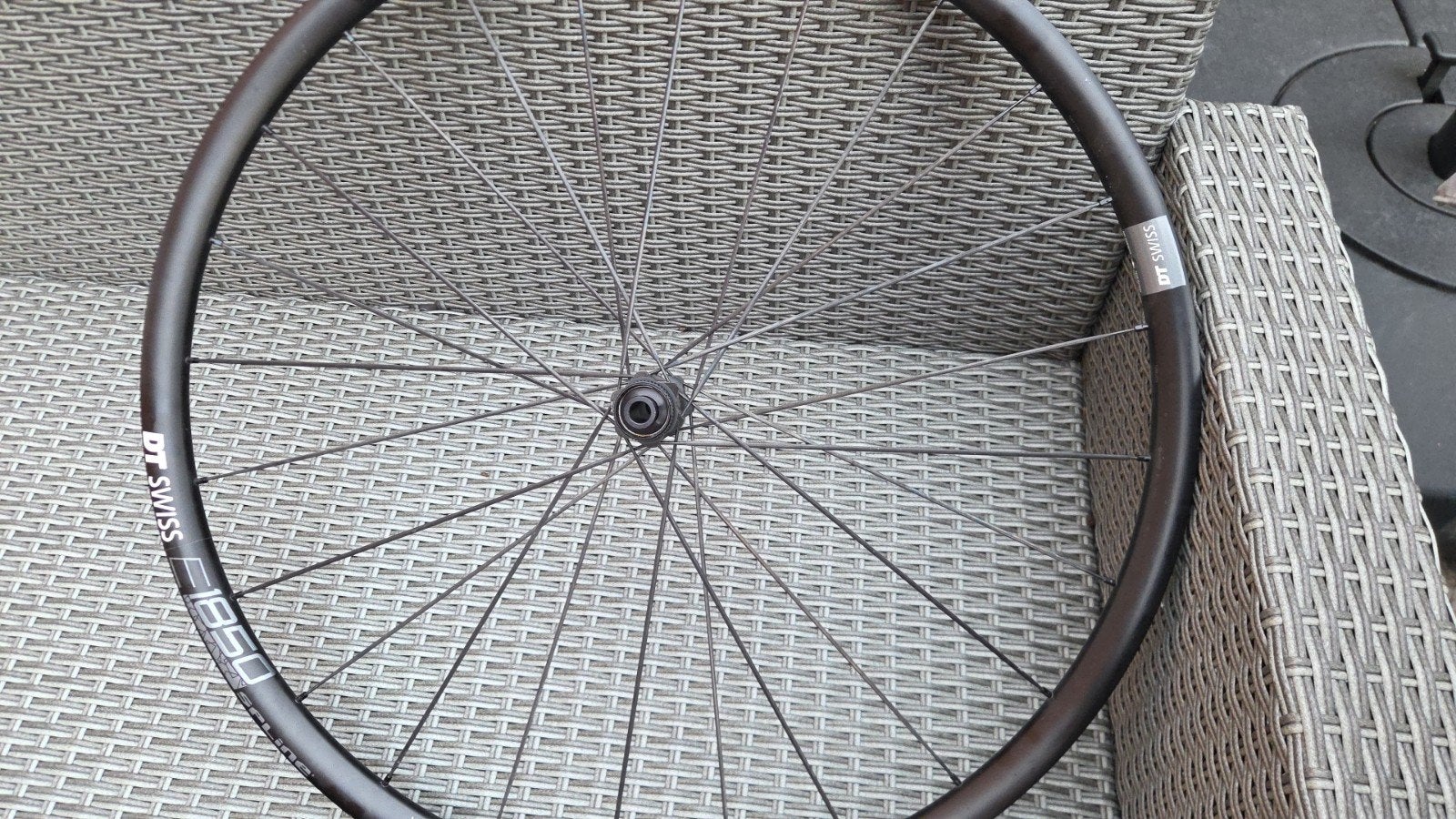 DT Swiss E1850 Voorwiel Racefiets - Goede Staat, Wiel, DT Swiss, Ophalen of Verzenden, Zo goed als nieuw