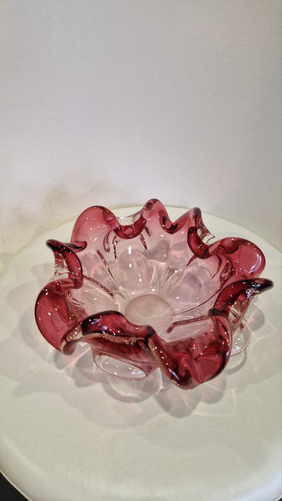 Prachtige Murano schaal in rood/roze glas, Ophalen of Verzenden
