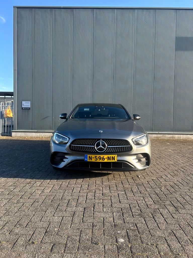 Mercedes-Benz E-Klasse E300 e 2021 Grijs, Auto's, Mercedes-Benz, Zwart, 120 €/maand, Sedan, Zilver of Grijs