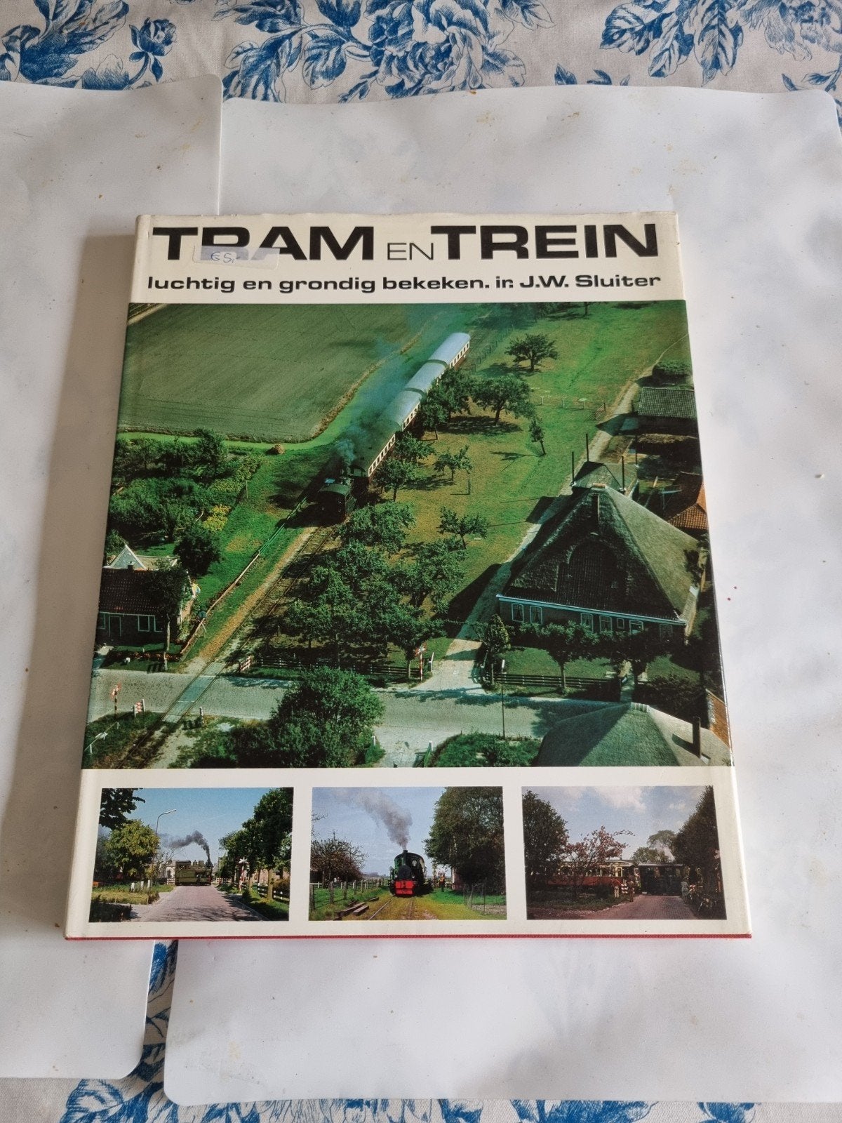 Tram en Trein: Luchtig en Grondig Bekeken - J.W. Sluiter, Verzamelen, Ophalen of Verzenden, Zo goed als nieuw, Trein, Boek of Tijdschrift