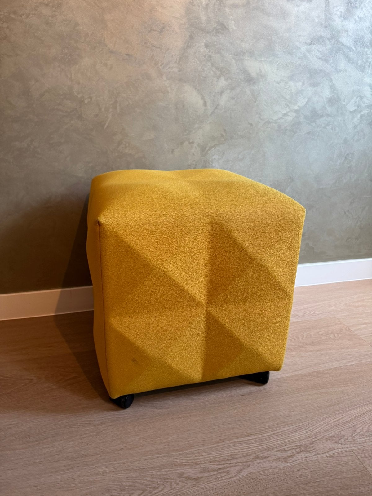 Leuke Gele Poef  (met Wieltjes) 45x45x50cm, Ophalen, Vierkant, Minder dan 50 cm, Zo goed als nieuw