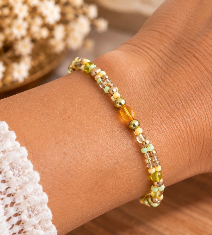 Kleurrijke kralenarmband - Geel, Groen, Goud, Overige materialen, Geel, Ophalen of Verzenden, Zo goed als nieuw