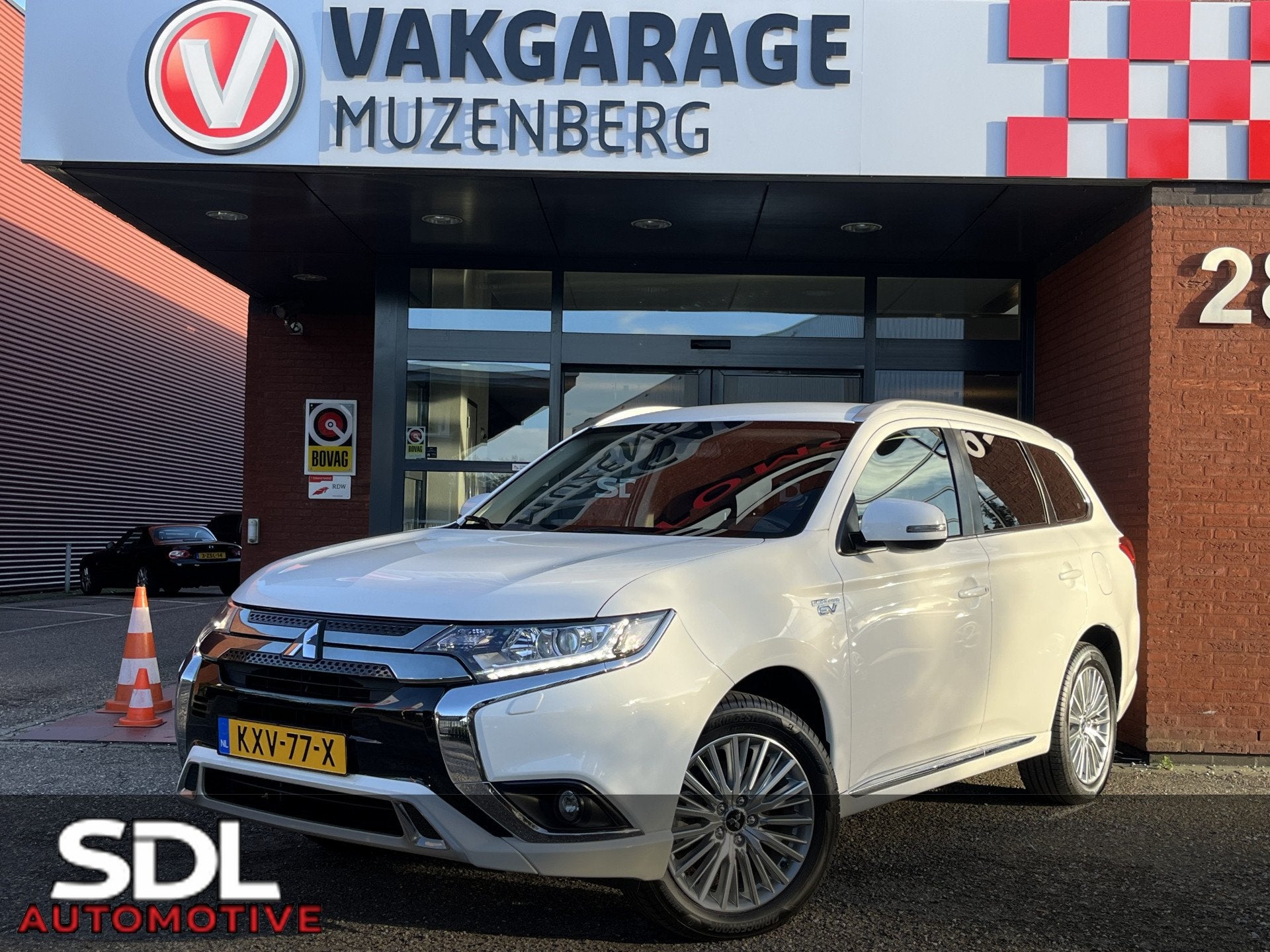 Mitsubishi Outlander 2.4 PHEV Intense+ // HALF-LEDER/ALCANTA, Automaat, Zwart, 1865 kg, Wit