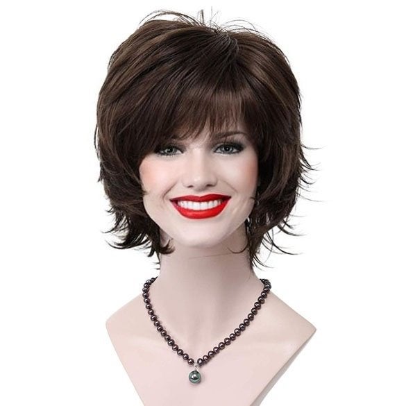 Moderne pruik kort haar met plukjes kleur 8, Verzenden, Nieuw, Pruik of Haarverlenging