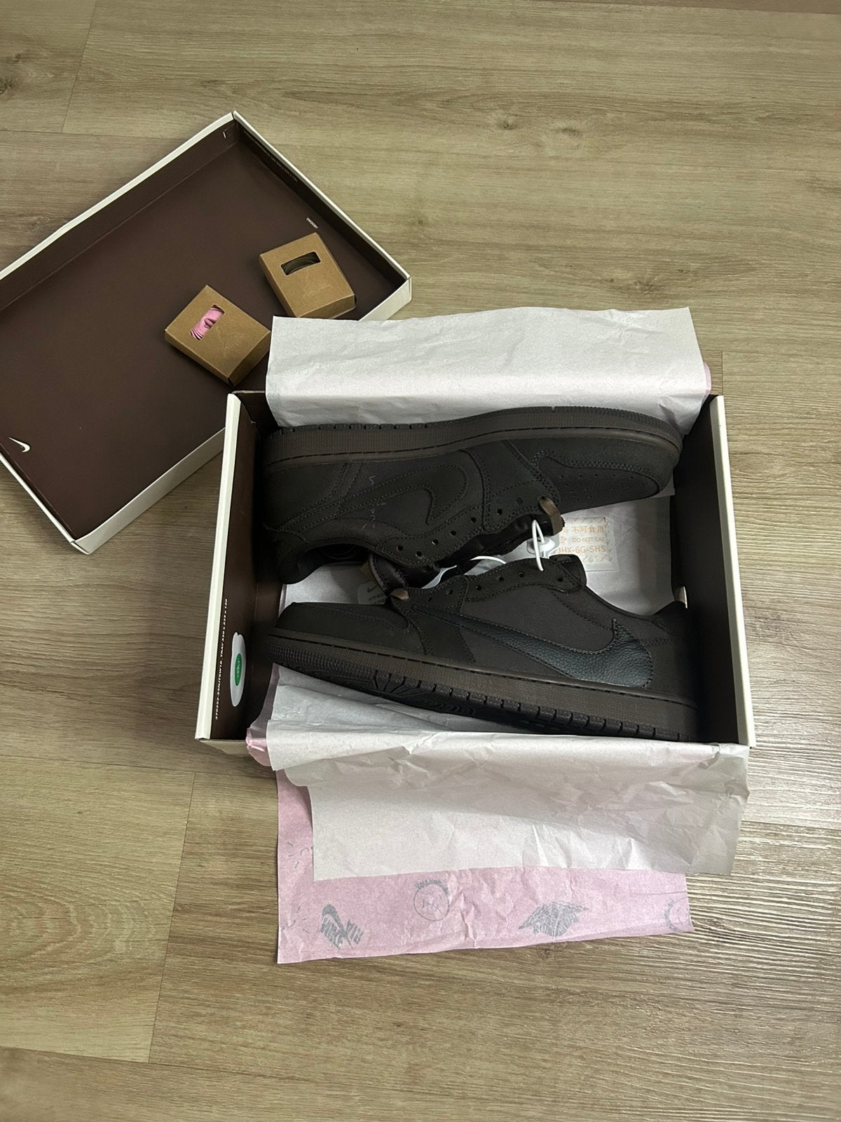 Travis Scott x Velvet Brown (Maat 45), Bruin, Verzenden, Nieuw, Sneakers of Gympen