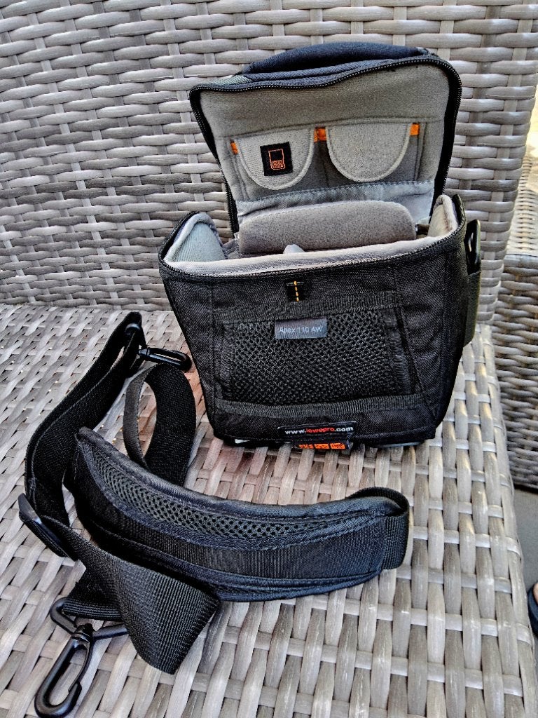 Lowepro Apex 110 AW Cameratas - Compact en Weerbestendig Zwa, Ophalen of Verzenden, Zwart, Voorvak, Schoudertas