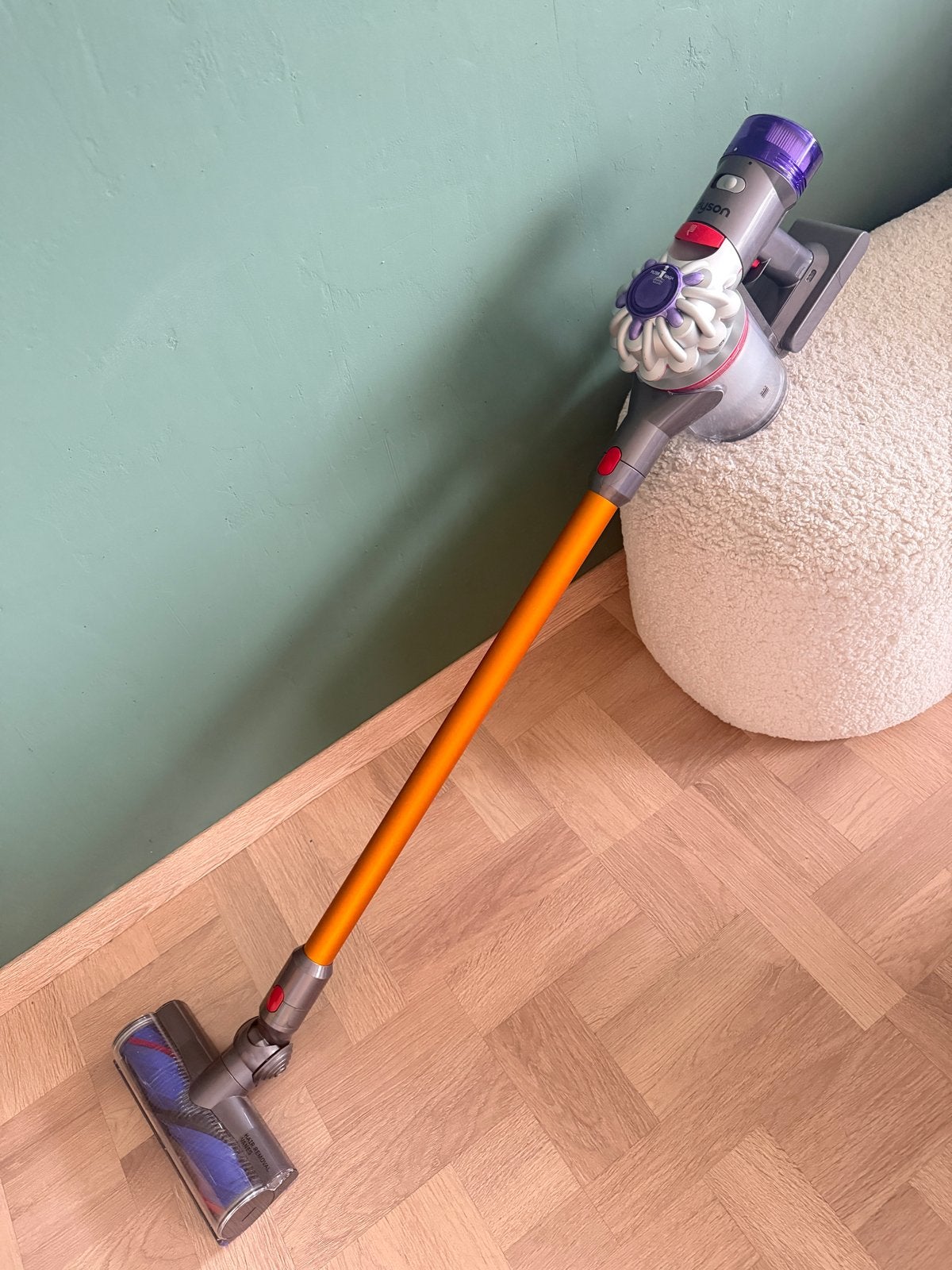 Dyson V8 Steelstofzuiger met accessoires en oplaadstation, Witgoed en Apparatuur, Gebruikt, Draadloos, Ophalen of Verzenden, Dyson