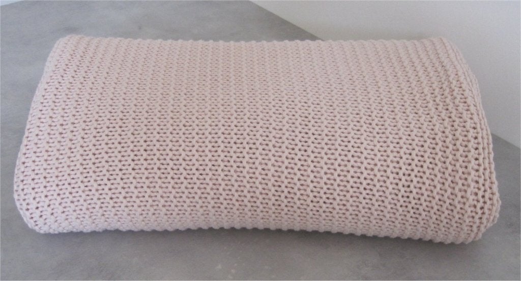 (Nieuw) gebreid plaid - woondeken (zalmroze), Woondeken, 130 cm, Roze, Nieuw
