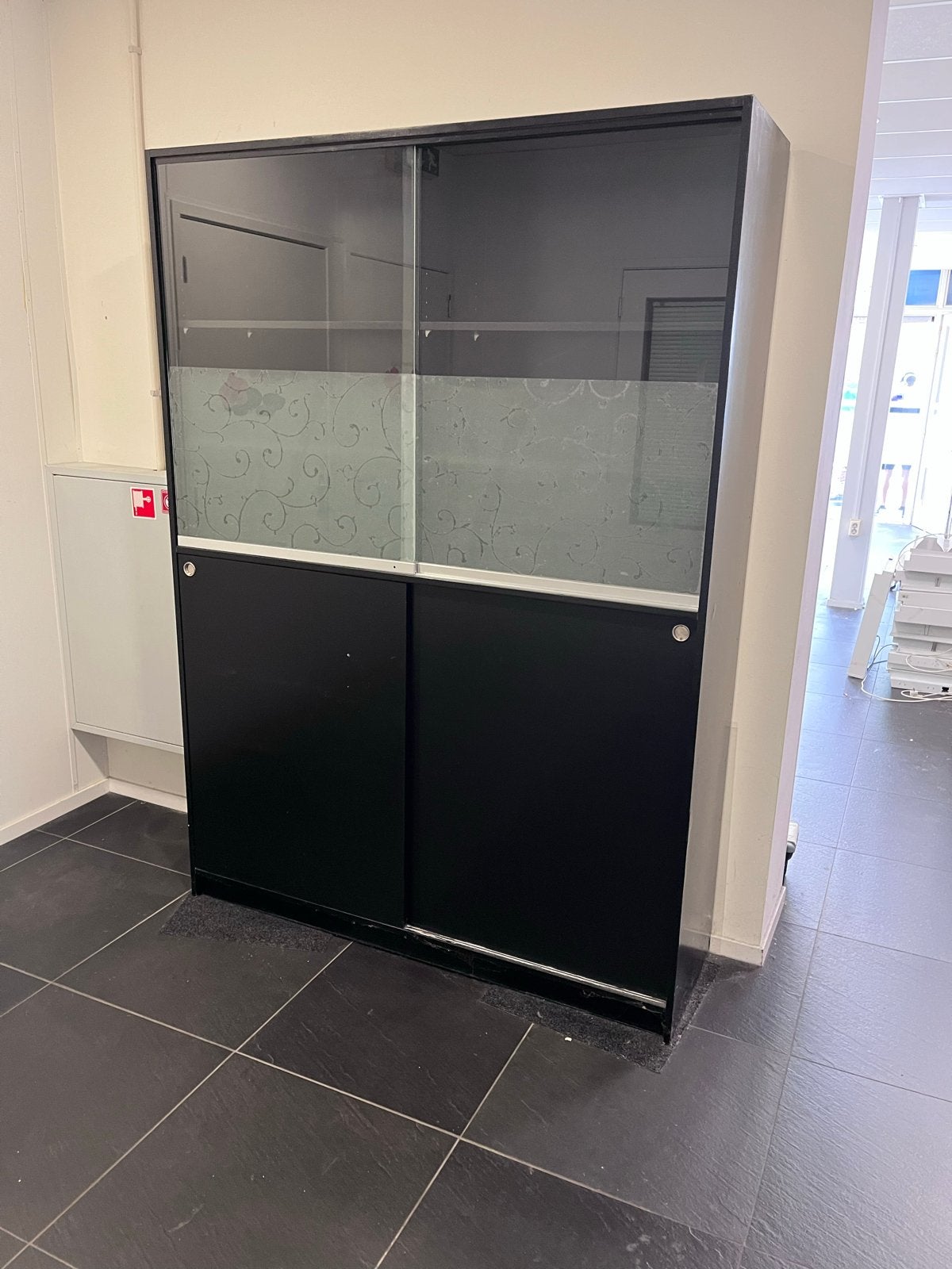 Grote kast met schuifdeuren, Ophalen, Overige materialen, Gebruikt, 100 tot 150 cm