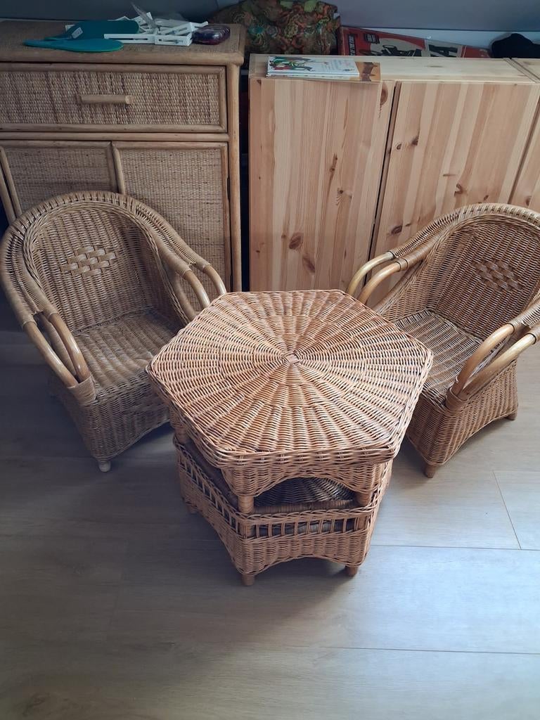 Rotan kinder zitje 2 stoelen en bijzettafel, Huis en Inrichting, Stoelen, Bohemian, Landelijk, Vintage, Gebruikt, Twee, Bruin