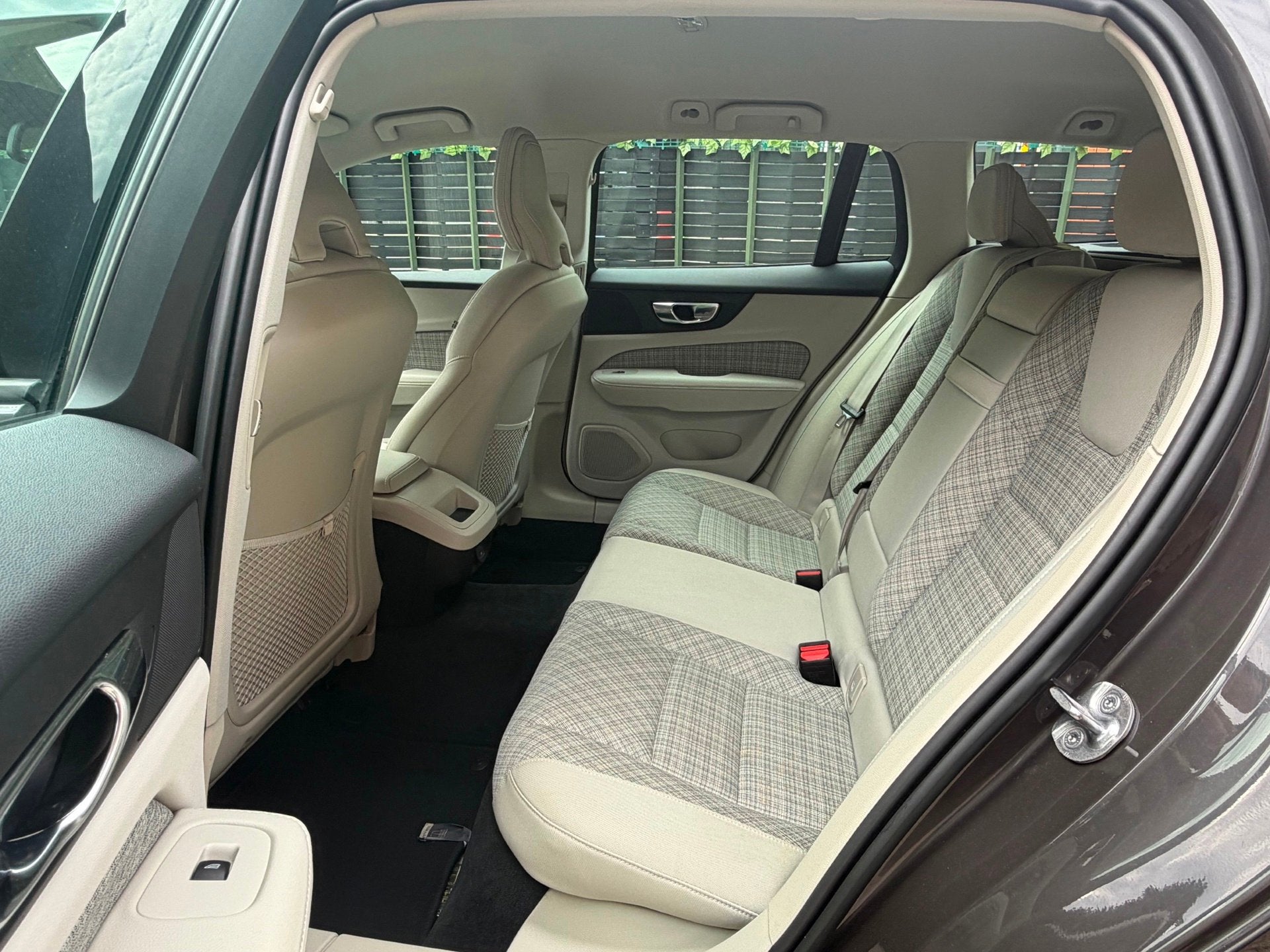 Foto 12 van Volvo V60 2.0 B3 Essential grijs 2022 1EIG|LED|NAVI|NAP