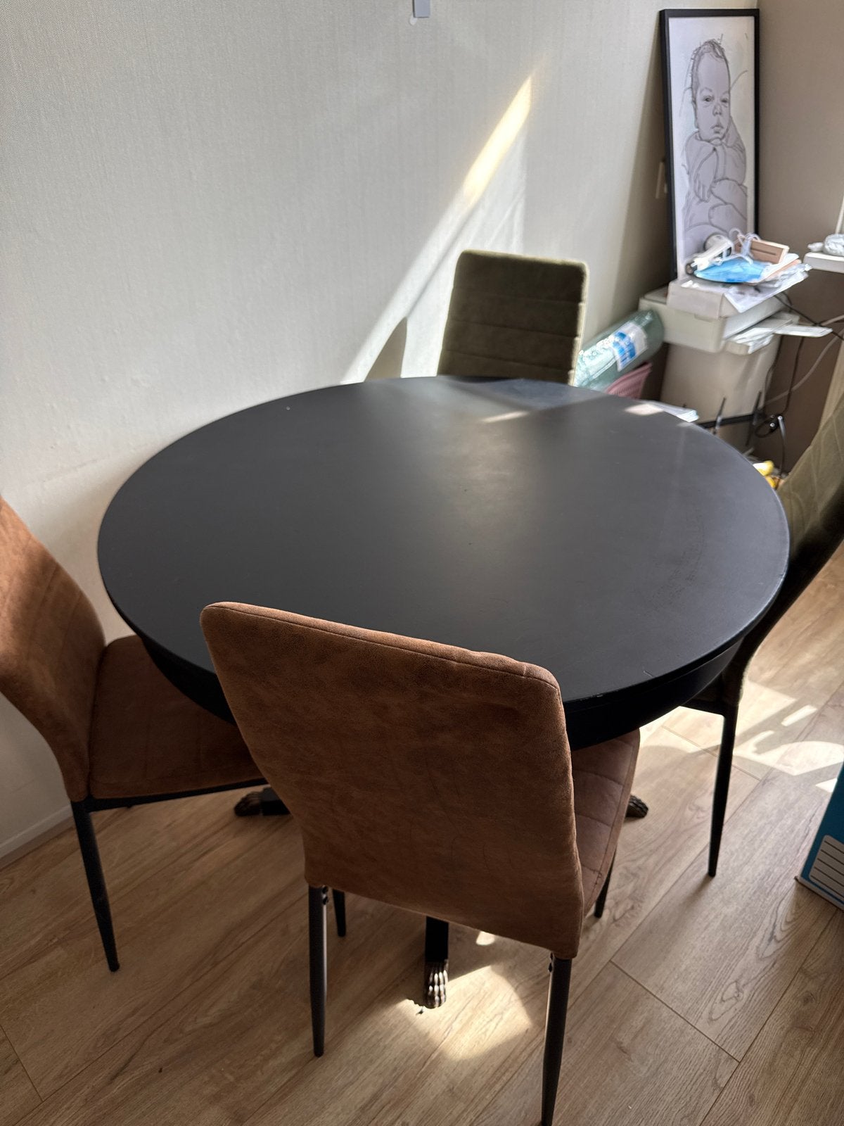 Ronde eettafel met 4 stoelen (2x bruin, 2x groen), Huis en Inrichting, Ophalen, Gebruikt, 4 tot 6 stoelen