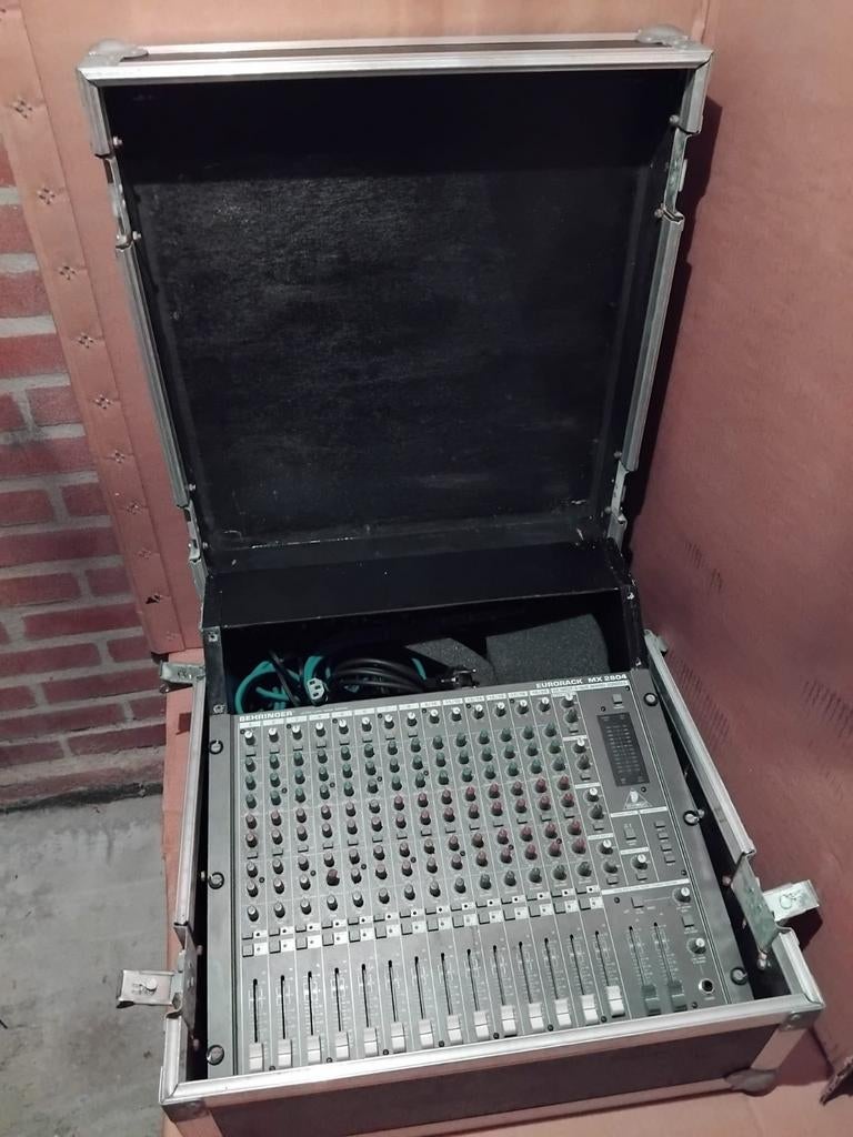 Behringer Eurorack MX2804A Mengpaneel in Flightcase, Ophalen of Verzenden, Gebruikt, 20 kanalen of meer, Microfooningang