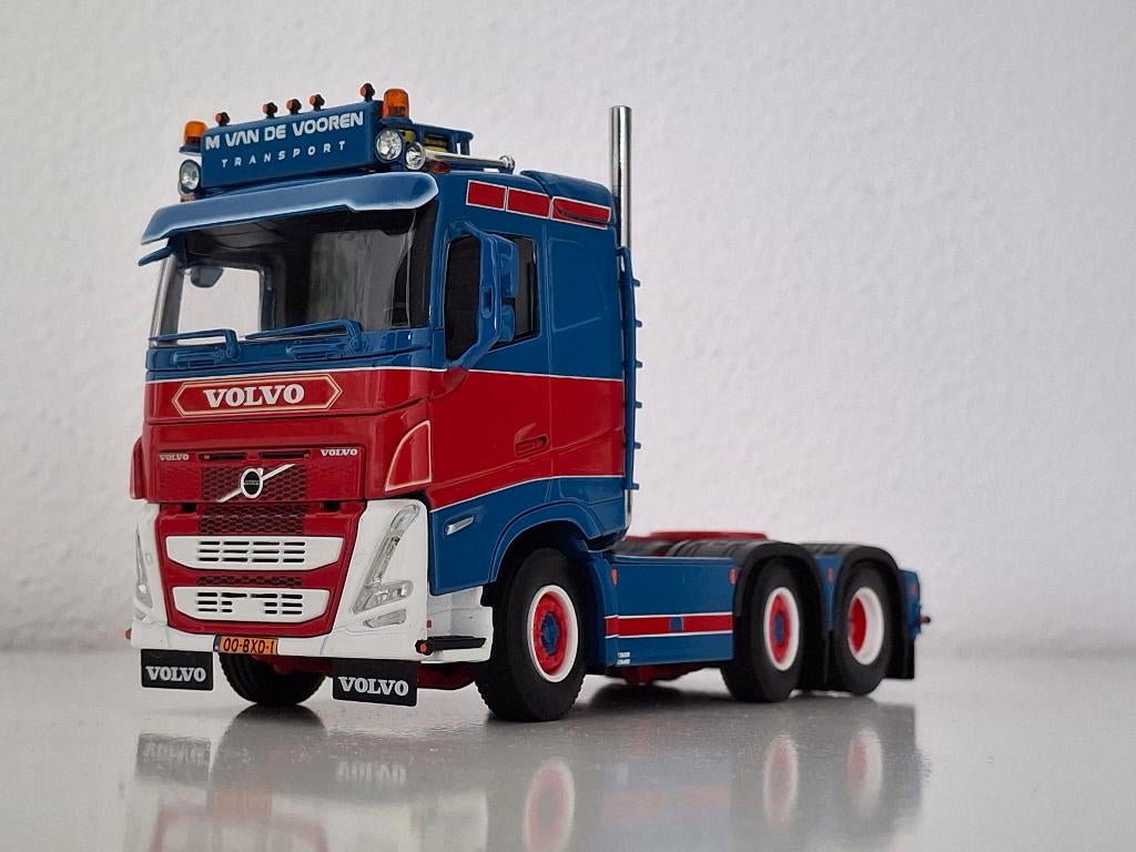 Volvo FH5 low roof M van de Vooren, WSi 1/50, Hobby en Vrije tijd, Modelauto's | 1:50, Ophalen of Verzenden, Nieuw, Bus of Vrachtwagen