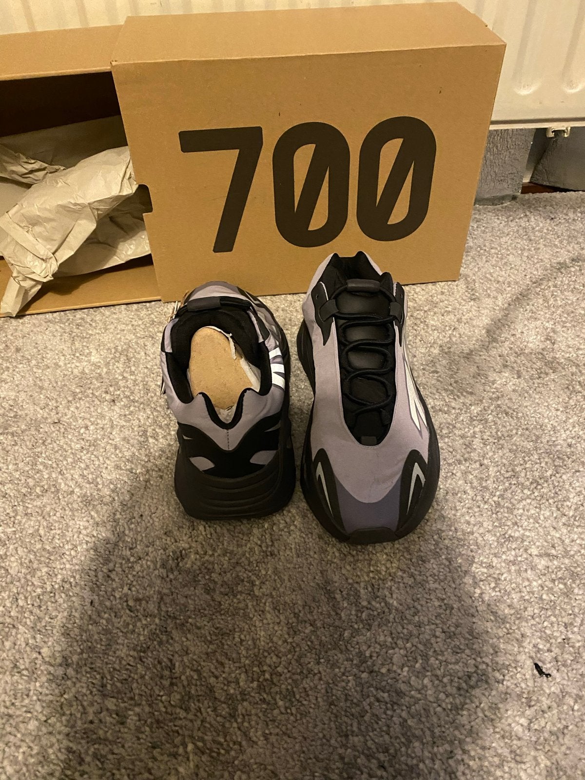 Adidas Yeezy 700 V3 Kyanite - Maat 42 - Nieuw in doos, Kleding | Heren, Ophalen of Verzenden, Nieuw, Overige kleuren, Sneakers of Gympen