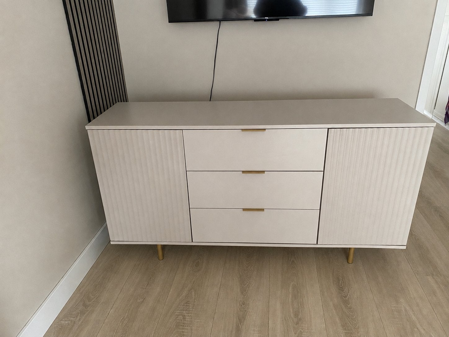 Prachtige beige dressoir met goud elementen, Ophalen of Verzenden