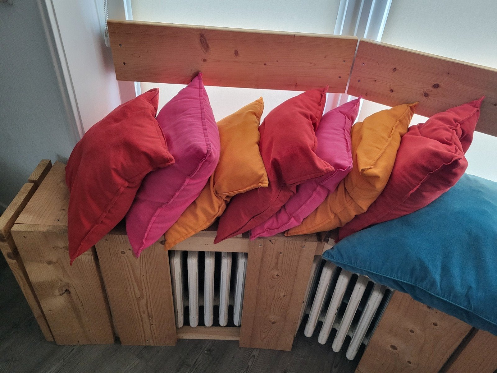 Grote set van 11 vrolijke kussens in roze, rood, oranje en p, Gebruikt, Meerkleurig, Met print, Vierkant