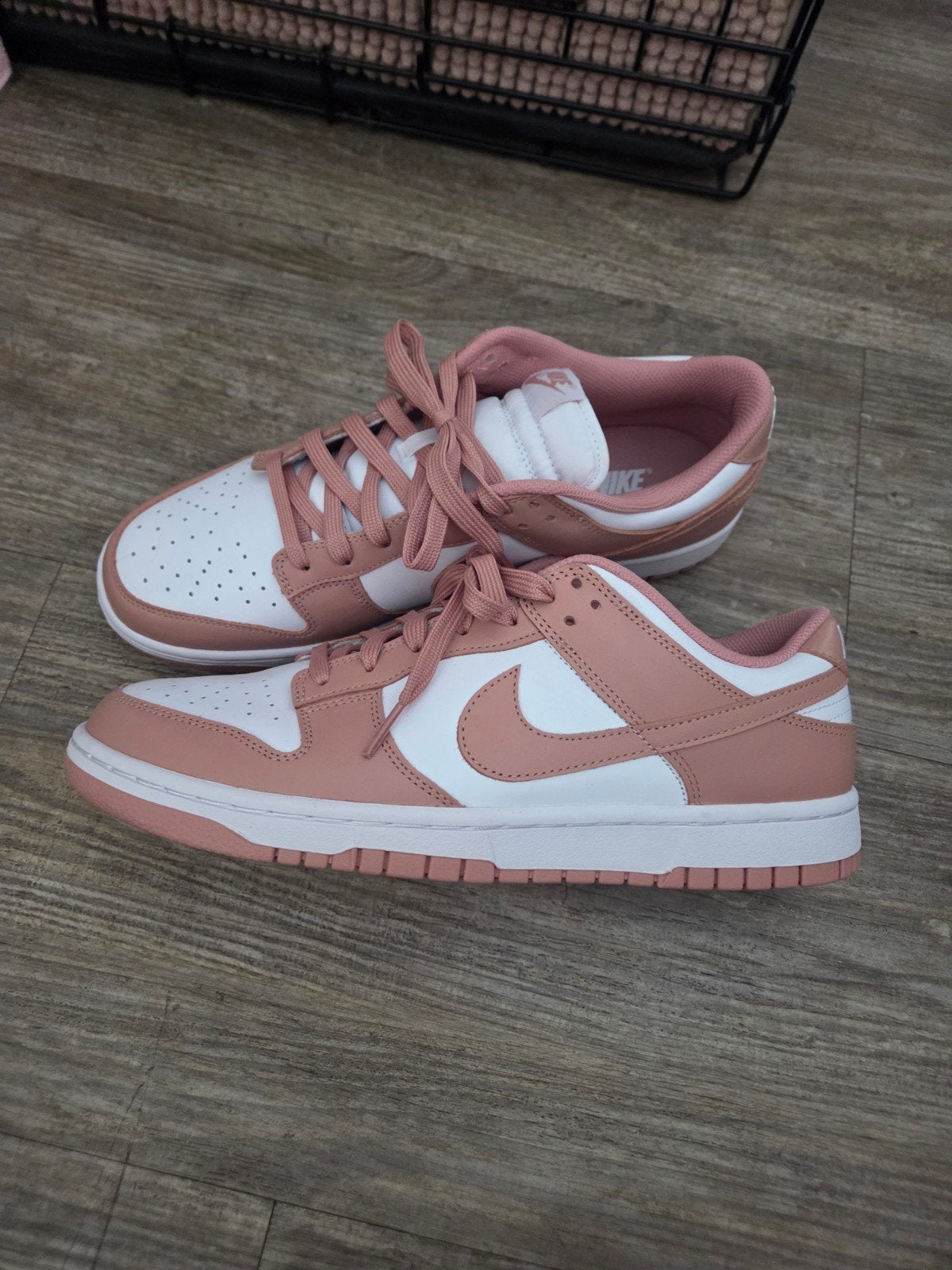 Nike Dunk Low Roze/Wit - Zo goed als nieuw, Ophalen of Verzenden, Zo goed als nieuw, Roze, Sneakers of Gympen