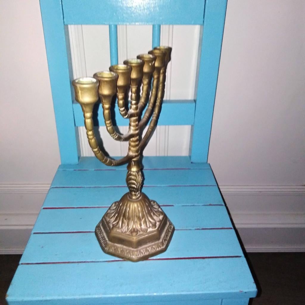 Menorah kandelaar voor 7 kaarsjes op mooie voet, Ophalen, Gebruikt, Overige kleuren, Metaal