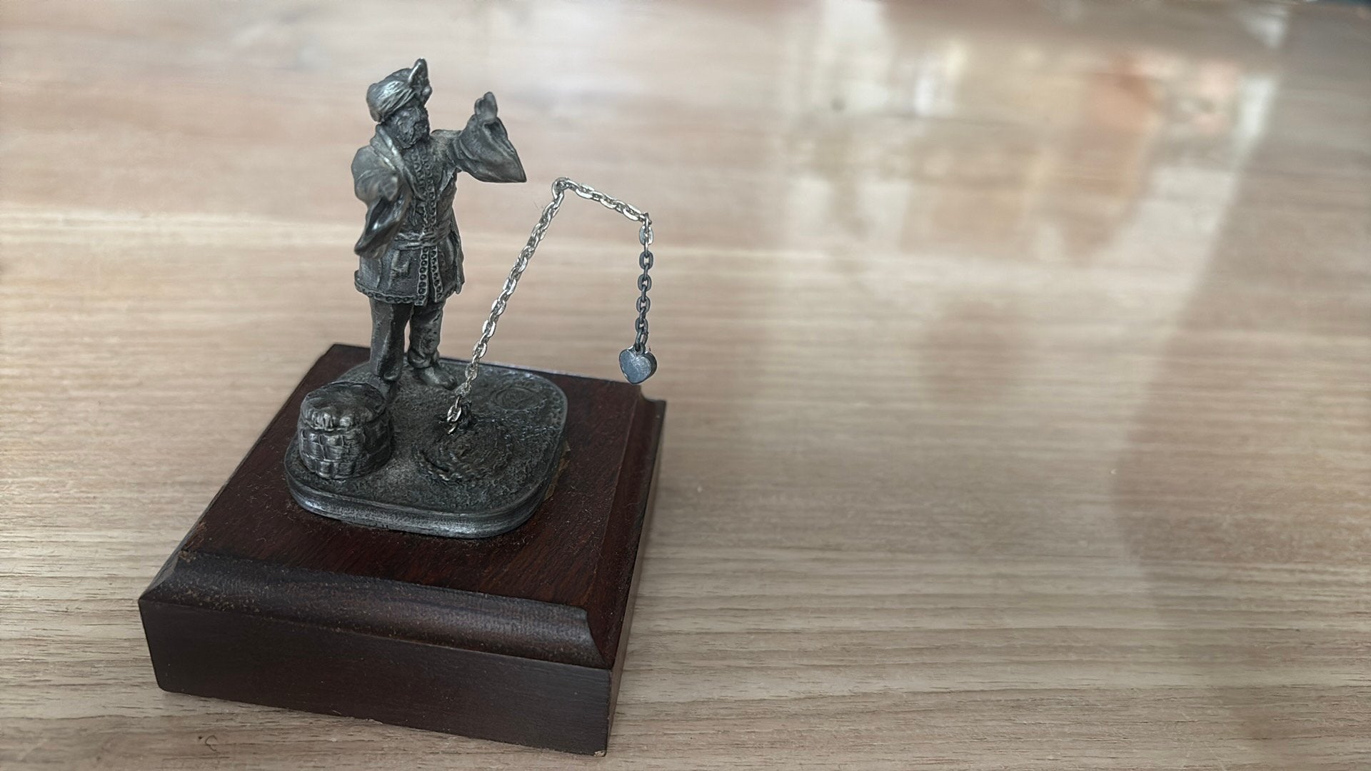 Metalen beeldje op houten sokkel (verzilverd of tin...), Verzamelen, Ophalen of Verzenden, Zo goed als nieuw, Dier