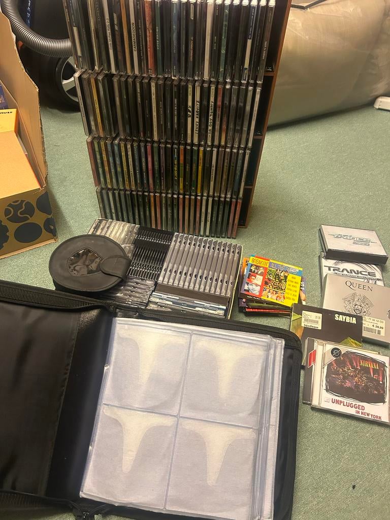 100+ CD's & computerspellen met opbergkast en map, Ophalen of Verzenden, Zo goed als nieuw