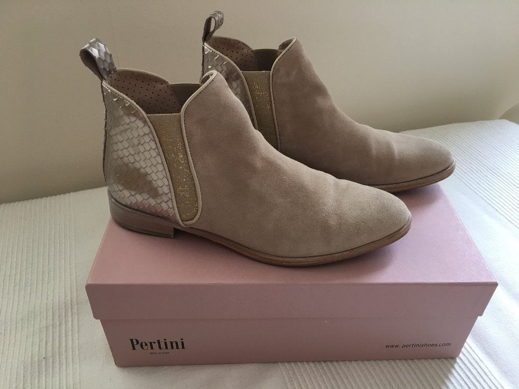 Nieuwe Pertini laarsjes nude-goud-suede-leer mt 38, Kleding | Dames, Schoenen, Ophalen of Verzenden, Nieuw, Overige kleuren