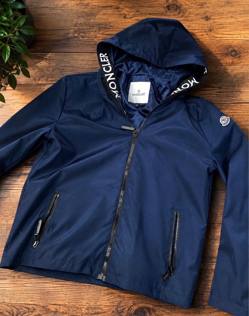 Moncler jas - Donkerblauw met capuchon, Ophalen of Verzenden, Zo goed als nieuw, Maat 48/50 (M), Blauw