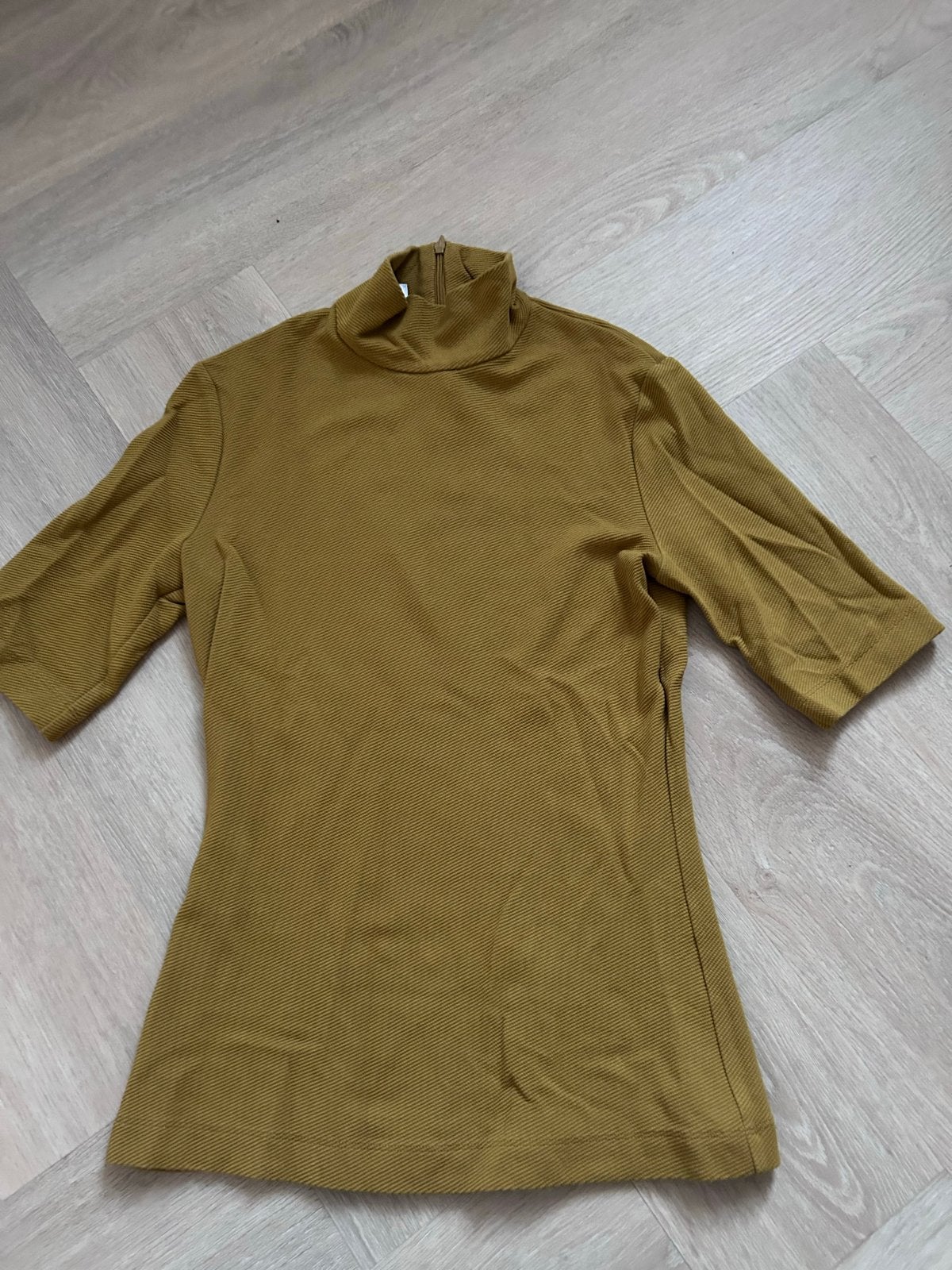 Okergele col met ritsje achter van Vanilia, maat XS izgst, Kleding | Dames, Geel, Ophalen of Verzenden, Zo goed als nieuw, Korte mouw