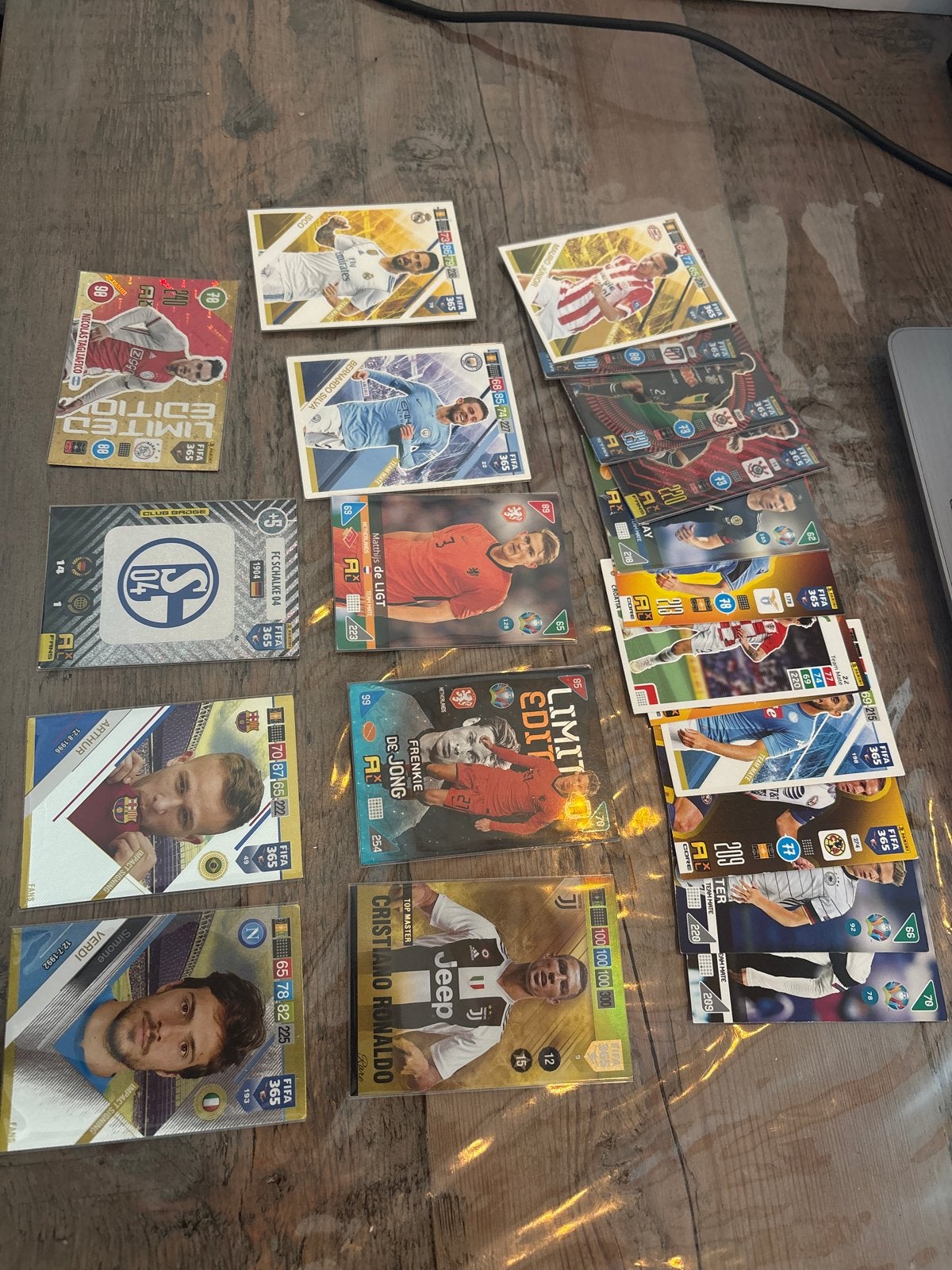 Voetbalplaatjes panini FIFA 365 - Ronaldo, De Jong, De Ligt, Ophalen of Verzenden, Gebruikt, Meerdere plaatjes