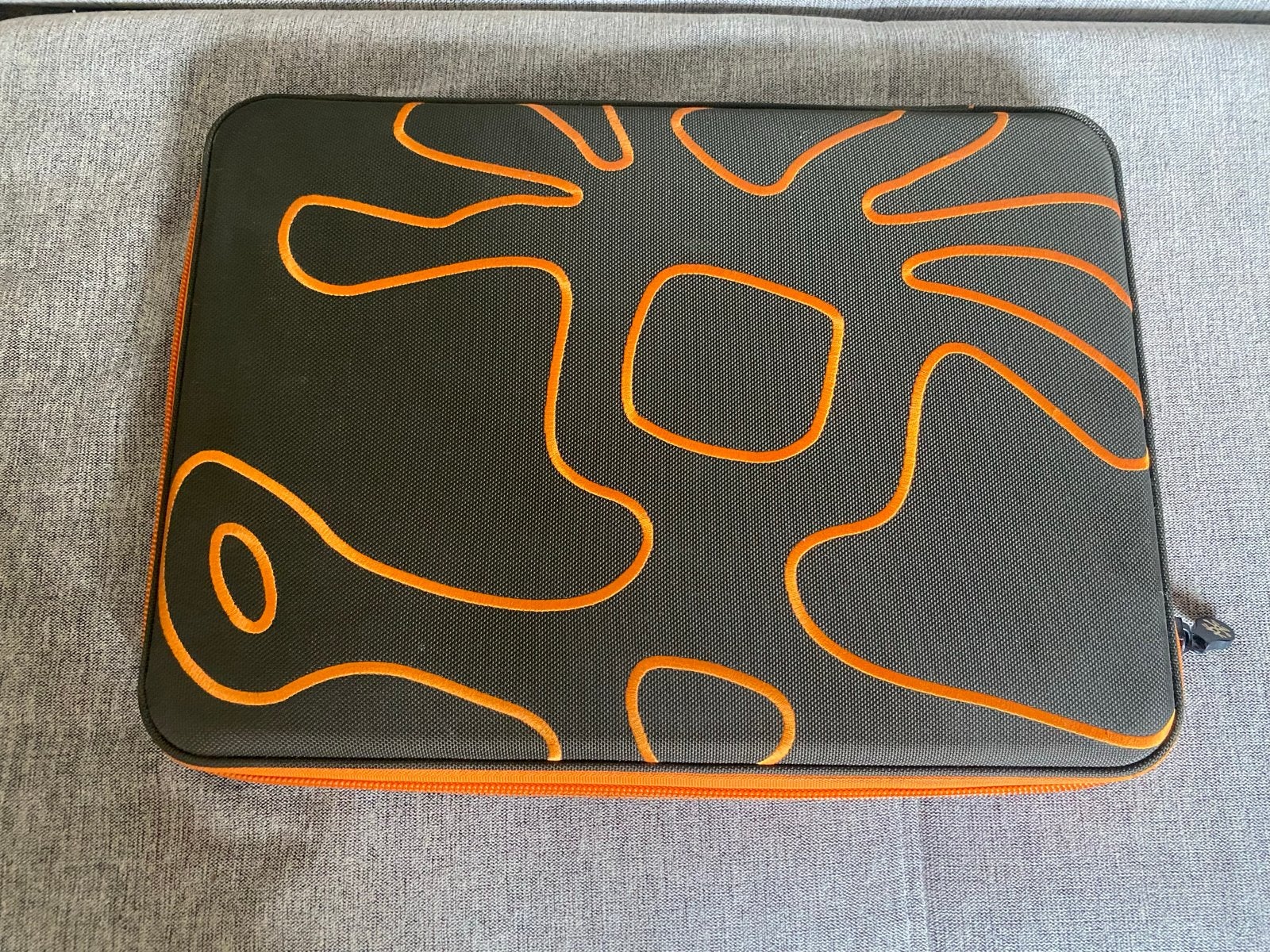 Crumpler Laptophoes Hard Suit 17"W, 17 inch of meer, Ophalen of Verzenden, Zo goed als nieuw, Laptophoes