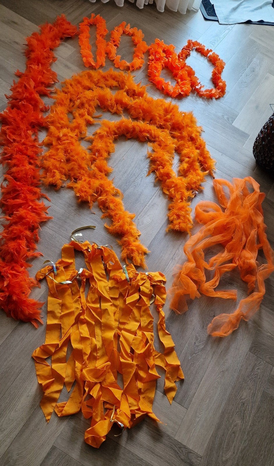 Partij oranje versiering veren boa's, Hawaii kransen, thule, Ophalen of Verzenden, Zo goed als nieuw, Feestartikel, Overige