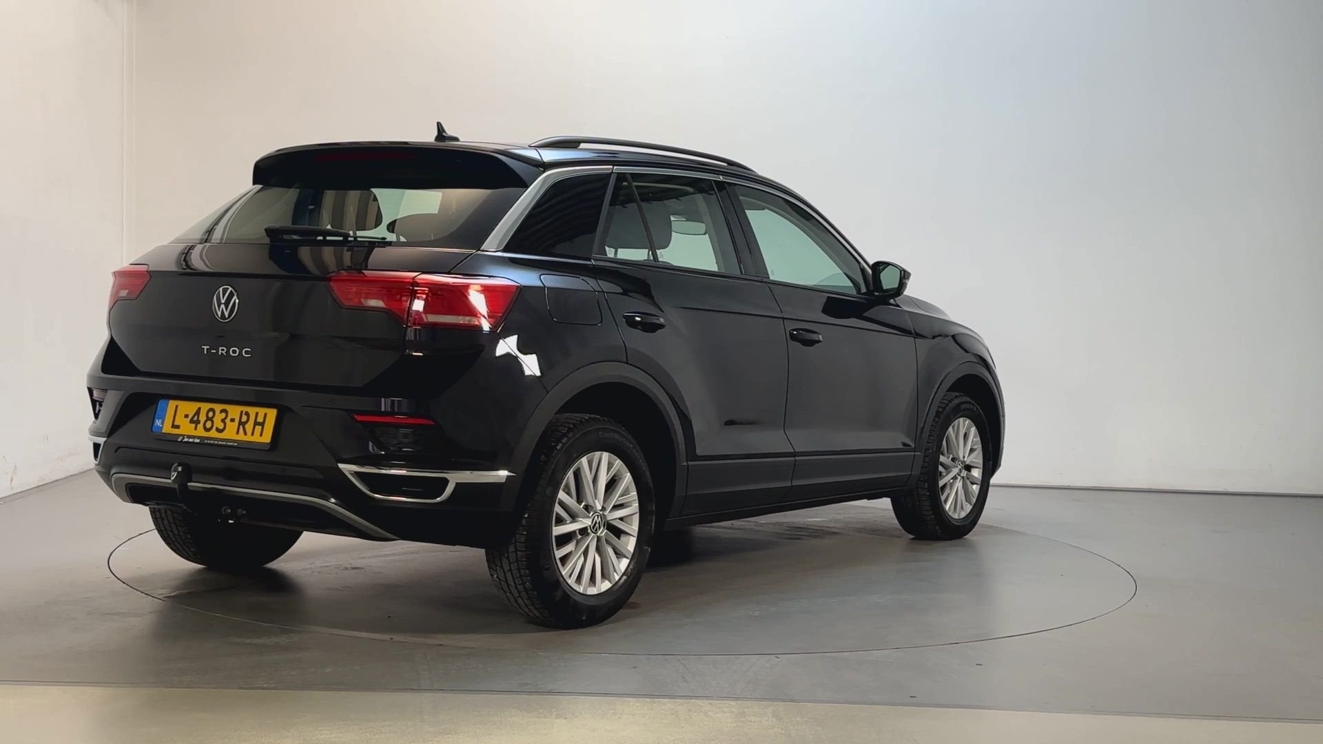 Volkswagen T-Roc 1.0 TSI Style Parkeersensoren Navigatie DAB, Auto's, Volkswagen, Voorwielaandrijving, Stof, Gebruikt, Zwart