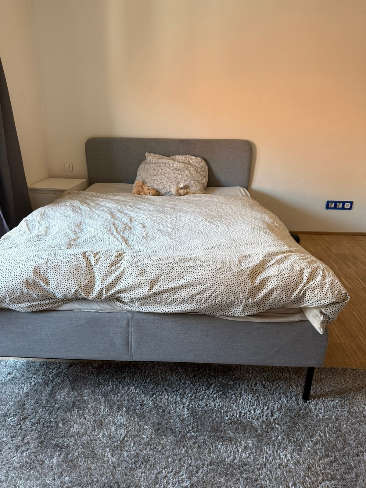 Grijs Bed Ikea, Huis en Inrichting, Slaapkamer | Bedden, Ophalen, Tweepersoons, 140 cm, Zo goed als nieuw
