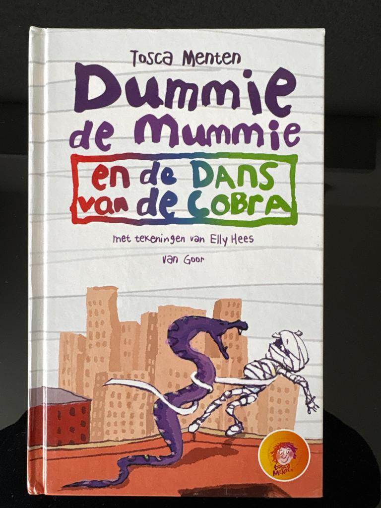 Dummie de Mummie en de Dans van de Cobra - Tosca Menten, Boeken, Ophalen of Verzenden, Gelezen, Fictie