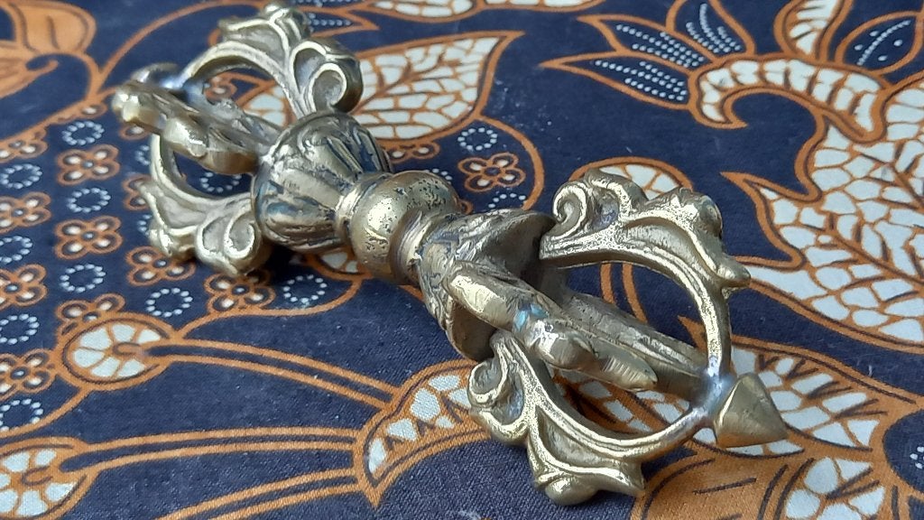 Mooie antieke Oosterse Vajra of Dorje van brons 14,5 cm., Antiek en Kunst, Kunst | Niet-Westerse kunst, Ritueel object, Handgemaakt