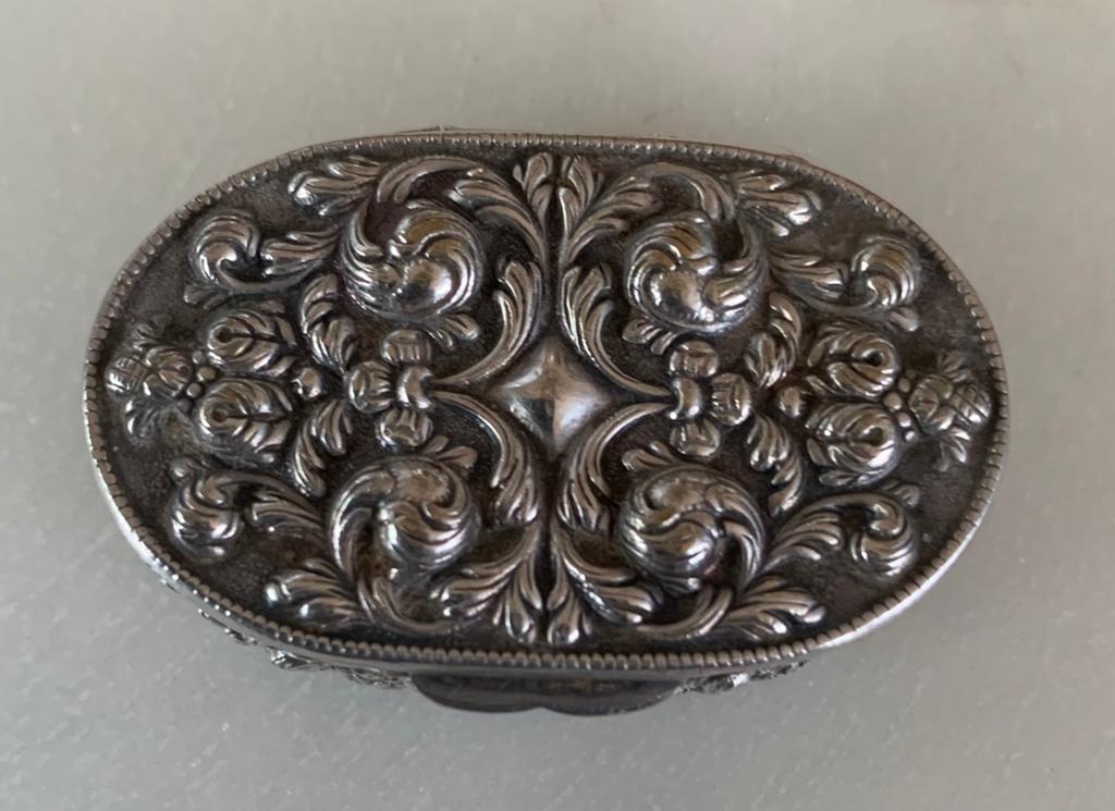Antieke zilveren pillendoosje met gedetailleerd reliëf, Antiek en Kunst, Ophalen of Verzenden, Zilver