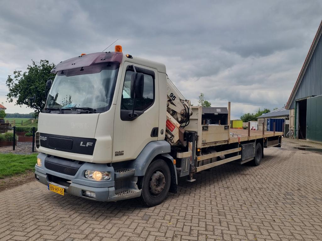 DAF LF Vrachtwagen met MKG 95 Autolaadkraan & lange bak!, Auto's, Zwart, Particulier, DAF, Te koop