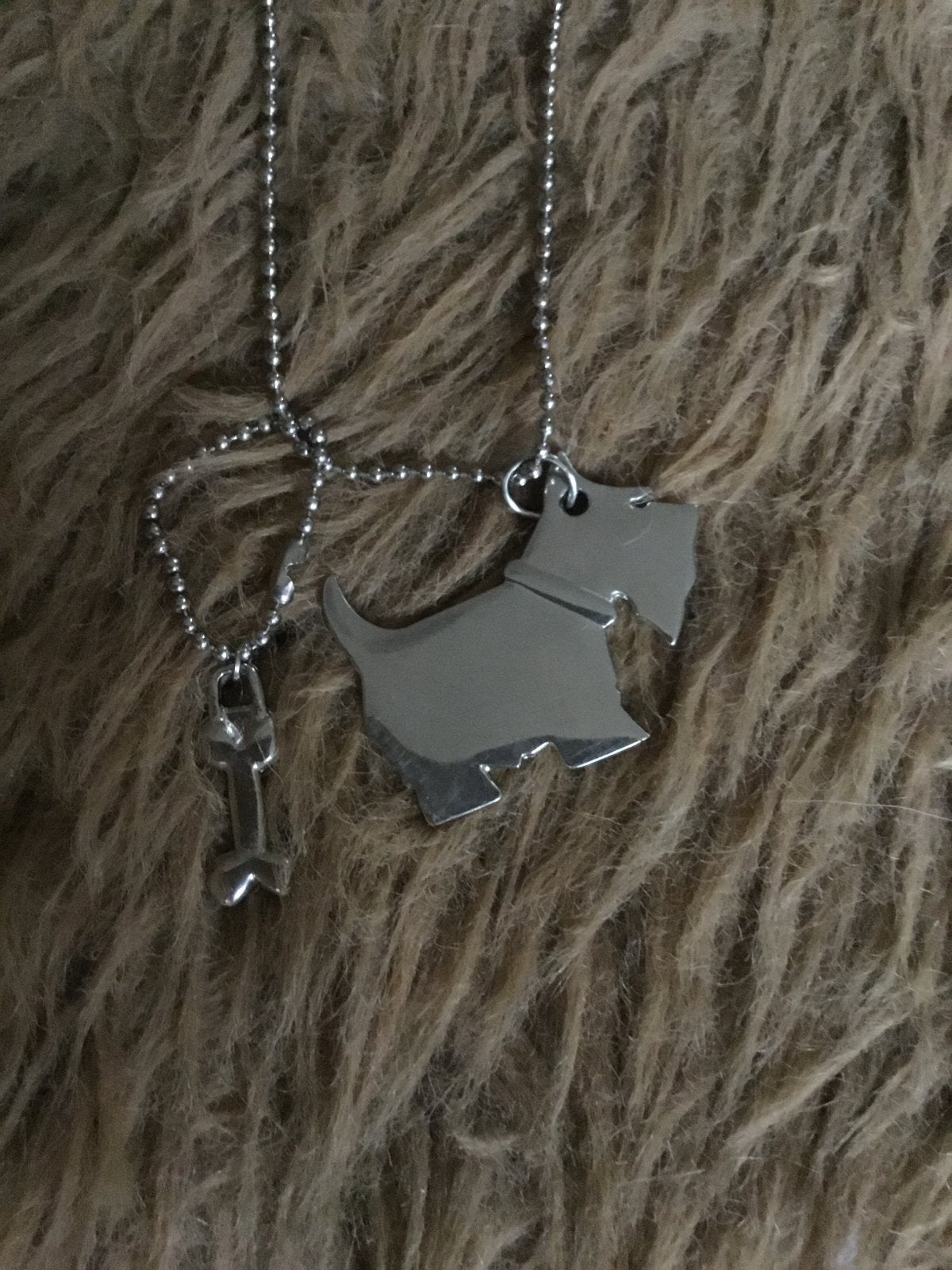Ketting met Schotse Terriër en botje hanger, Sieraden, Tassen en Uiterlijk, Gebruikt, Ophalen of Verzenden, Zilver, Overige materialen