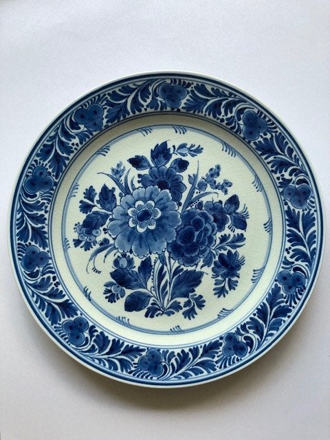 Delfts Blauw wandbord met bloemen, handbeschilderd in 1931., Antiek en Kunst, Ophalen
