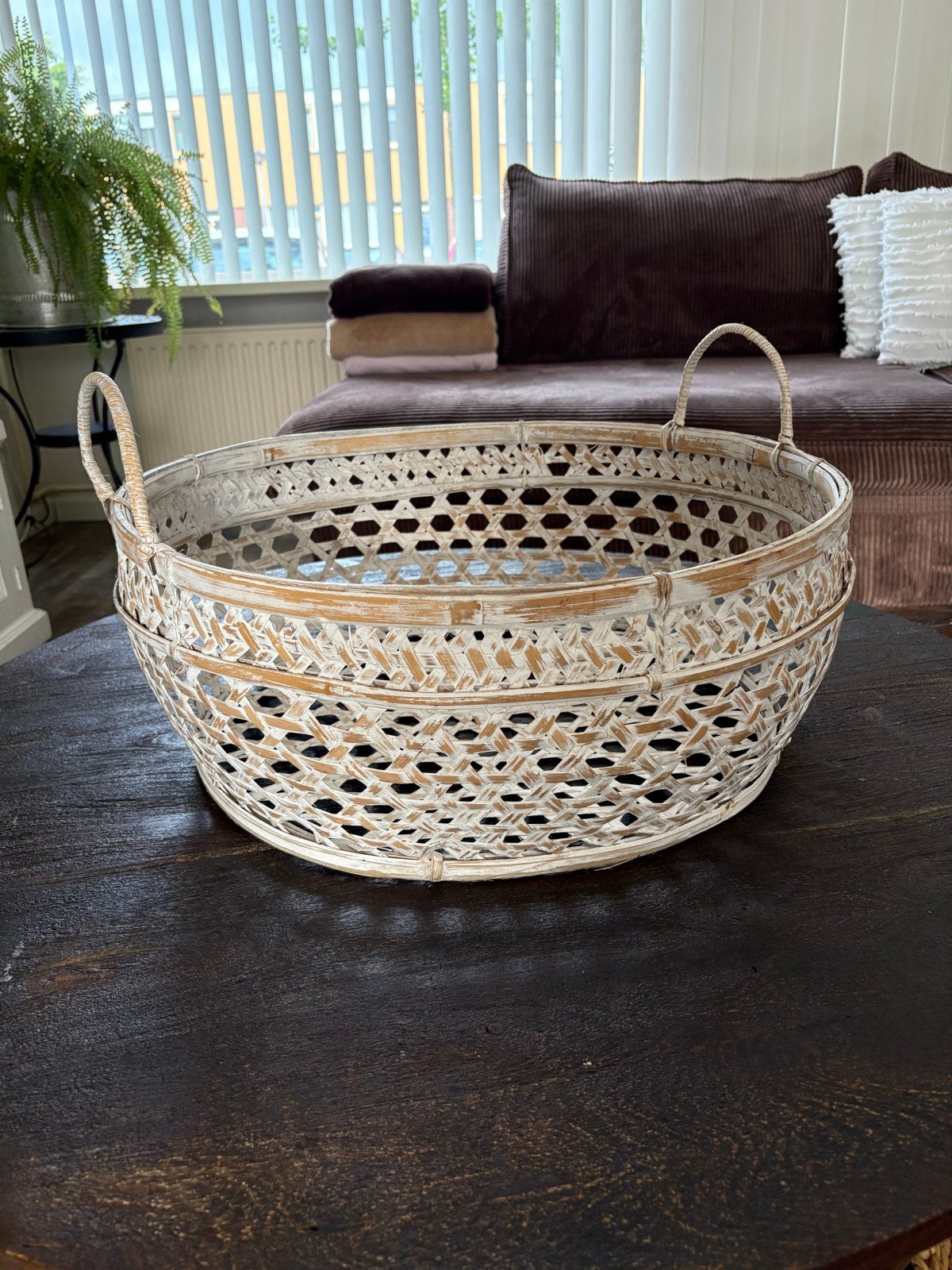 Decoratieve rieten mand met handvatten, Huis en Inrichting, Woonaccessoires | Schalen en Manden, Ophalen, Gebruikt, Mand, Rond