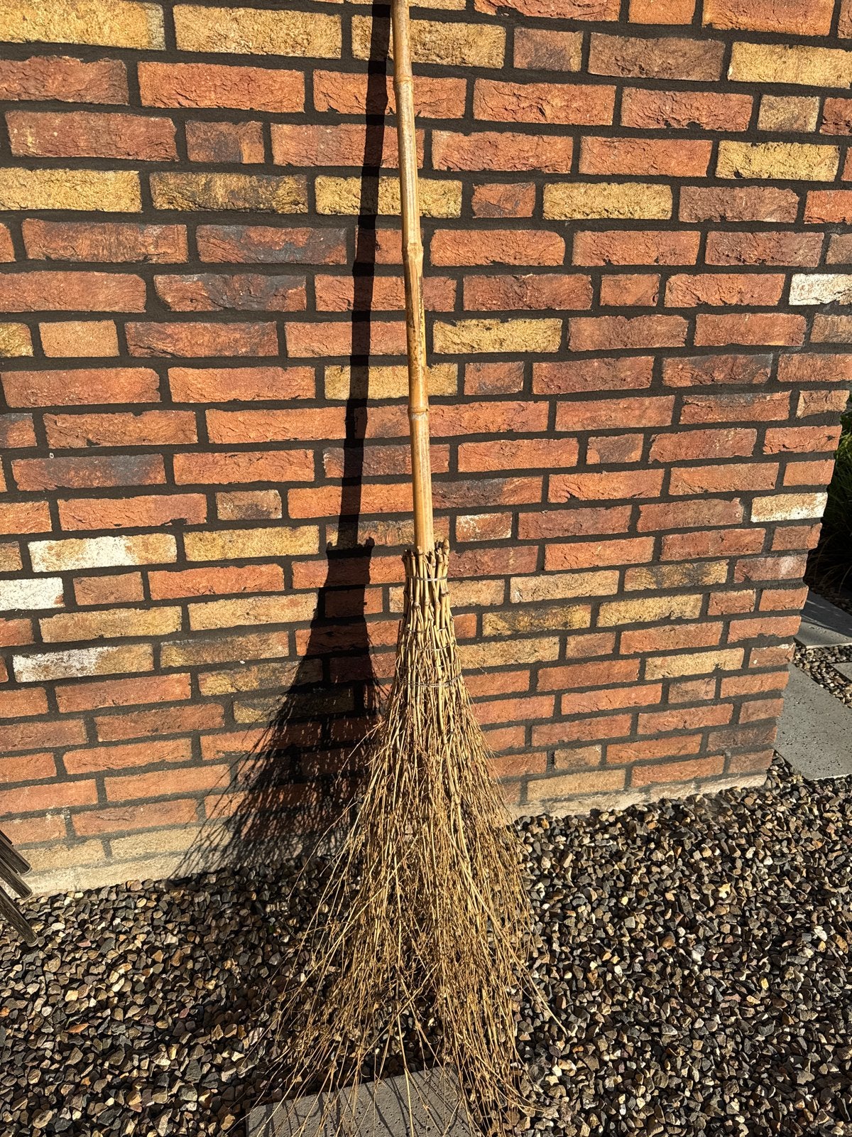 Traditionele Bezem met Bamboe Steel - Gebruikt, Tuin en Terras, Hand-tuingereedschap, Ophalen of Verzenden, Gebruikt, Bezem