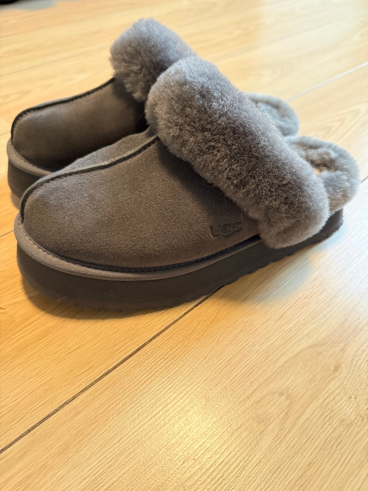 UGG  Disquette pantoffels maat 39 - Zo goed als nieuw, Ophalen, Zo goed als nieuw, Grijs, Pantoffels of Sloffen